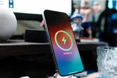 西塞山苹果15换屏服务分享用什么充电器给iPhone15充电更好 